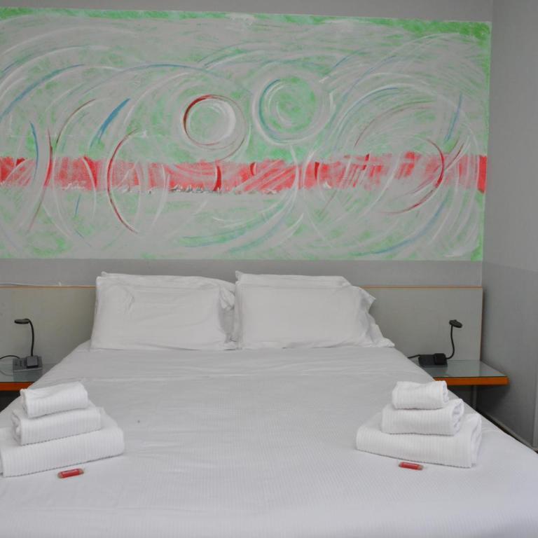 Hotel Luna - Comfort Double or Twin Room with Terrace and Partial Lake View - 3
