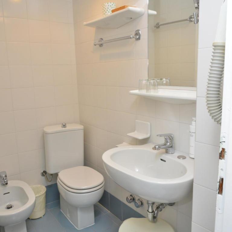 Hotel Luna - Comfort Double or Twin Room with Terrace and Partial Lake View - 6