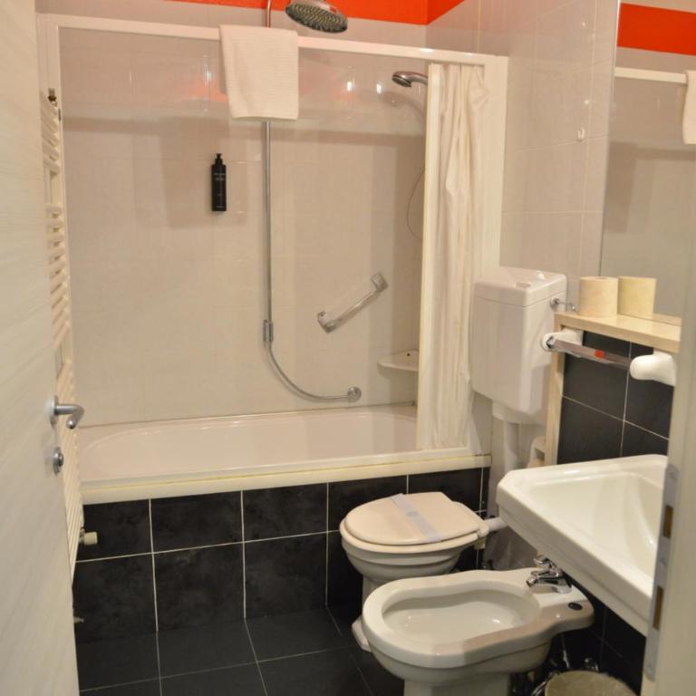 Hotel Luna - Standard Double or Twin Room with Balcony and City View - 9