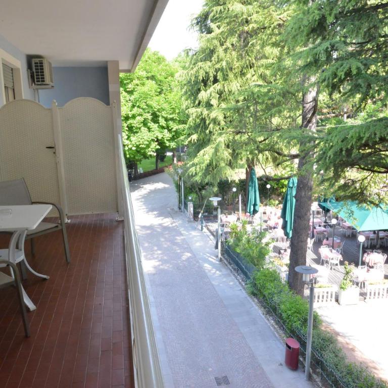 Hotel Luna - Comfort Double or Twin Room with Terrace and Partial Lake View - 10