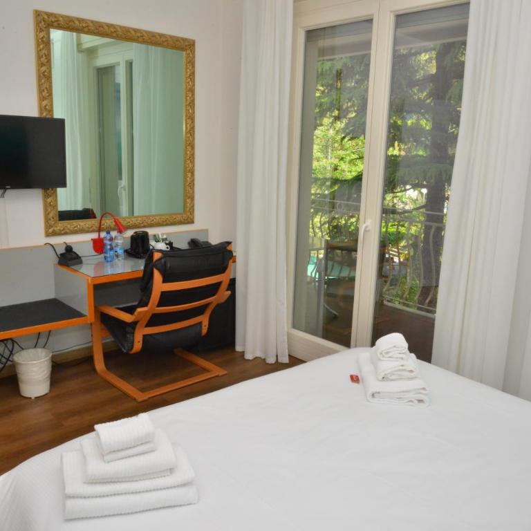 Hotel Luna - Standard Double or Twin Room with Balcony and City View - 12