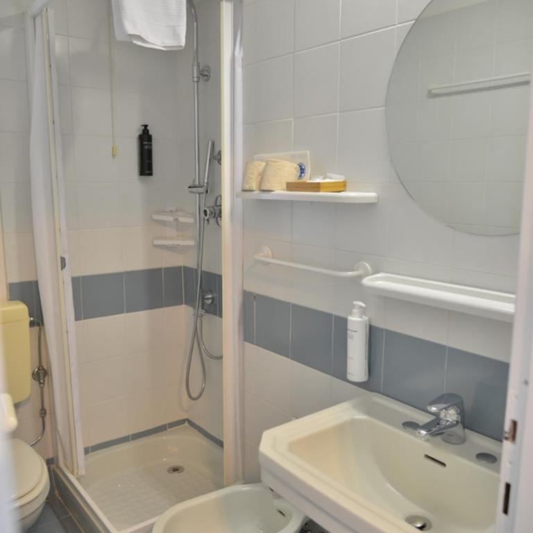 Hotel Luna - Double Room + Single Room with Connecting Balcony and Patrial Lake View - 8