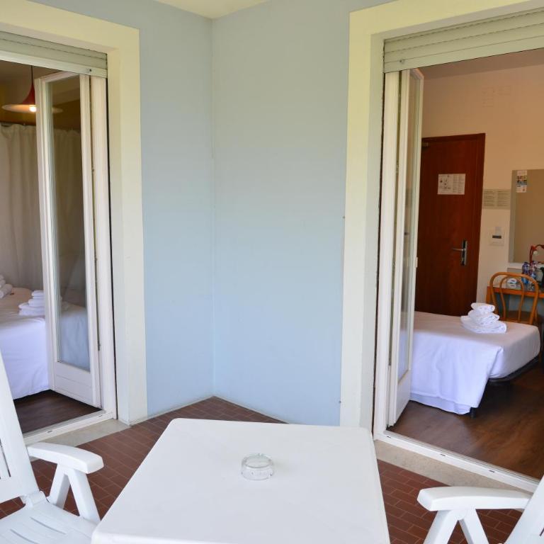Hotel Luna - Double Room + Single Room with Connecting Balcony and Patrial Lake View - 9