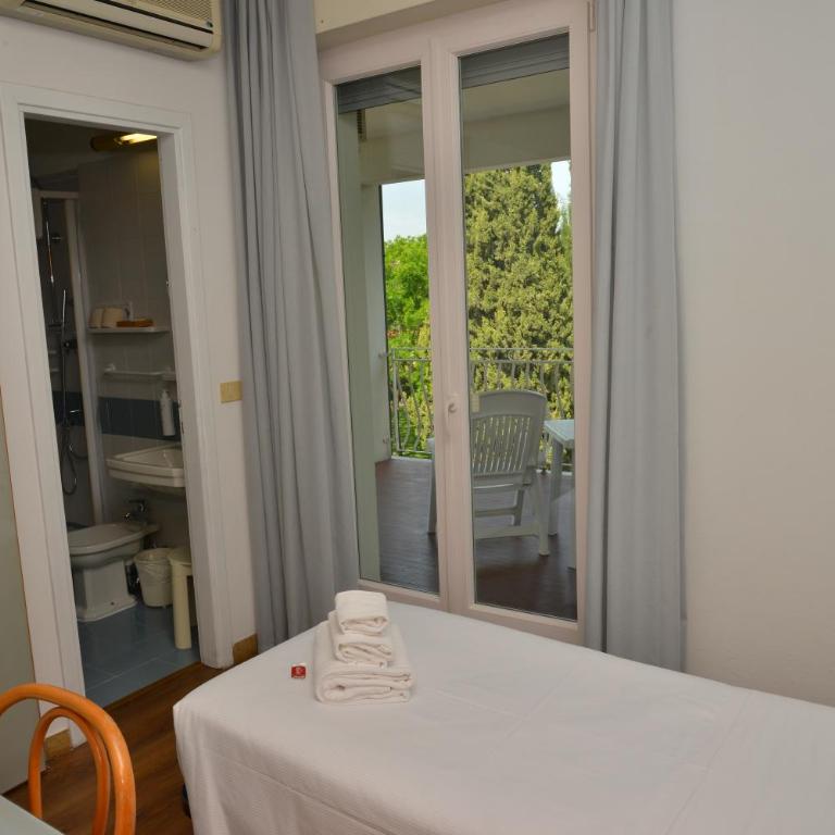 Hotel Luna - Double Room + Single Room with Connecting Balcony and Patrial Lake View - 10