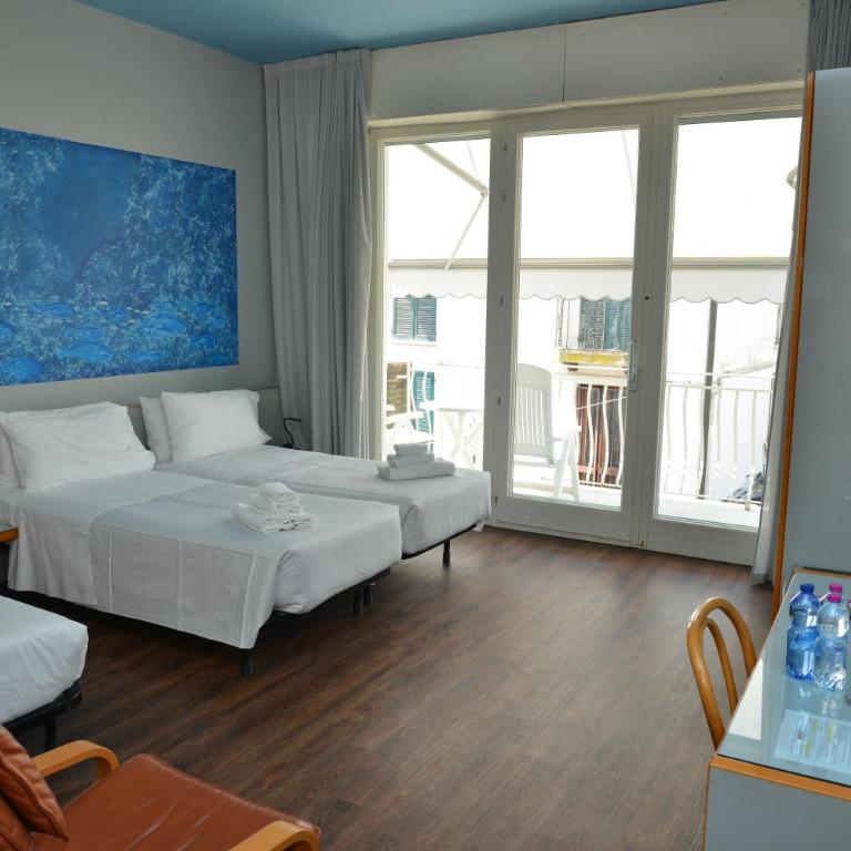 Hotel Luna - Comfort Triple Room with Terrace and Partial Lake View - 3