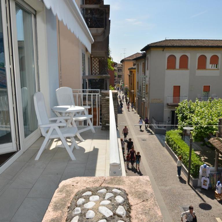 Hotel Luna - Comfort Triple Room with Terrace and Partial Lake View - 4