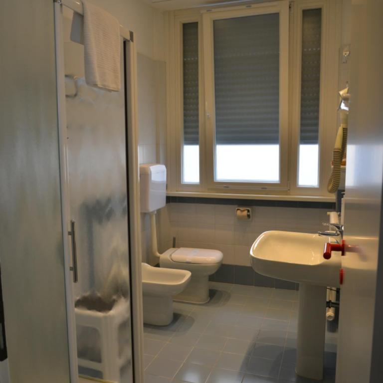 Hotel Luna - Comfort Triple Room with Terrace and Partial Lake View - 5
