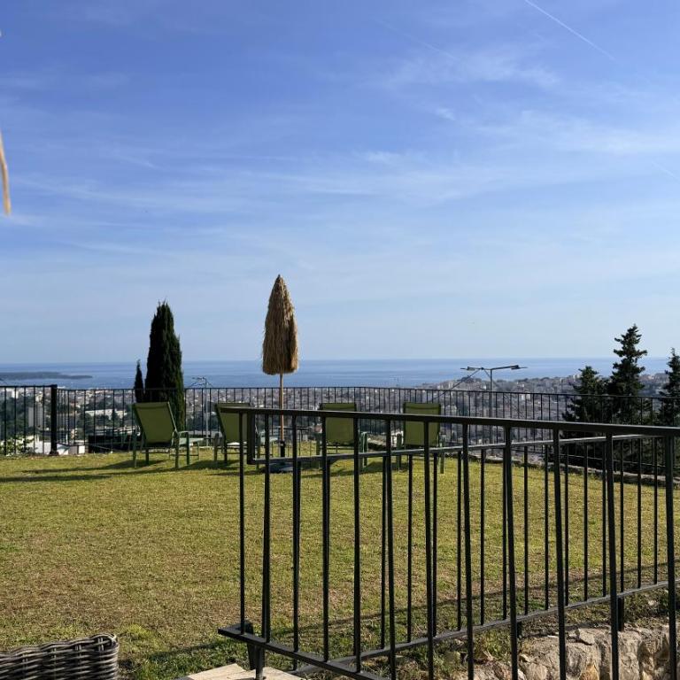 Grande villa, 6 chambres, vue mer, montagne & ville de Cannes - Villa - 52