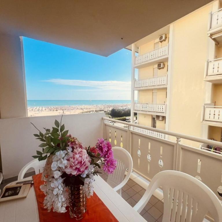 Spacious beachfront apartment with terrace - Apartment - 1