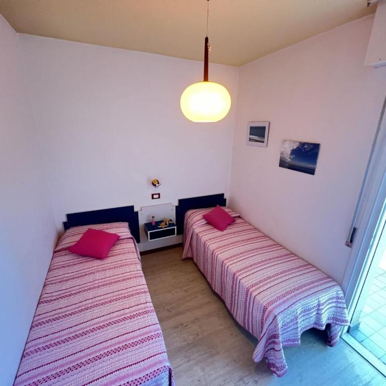 Spacious beachfront apartment with terrace - Apartment - 4