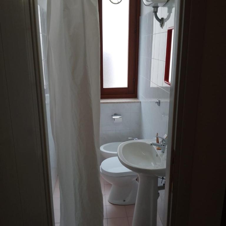 Hotel Montreal - Single Room with Private External Bathroom - Separate Building - 3