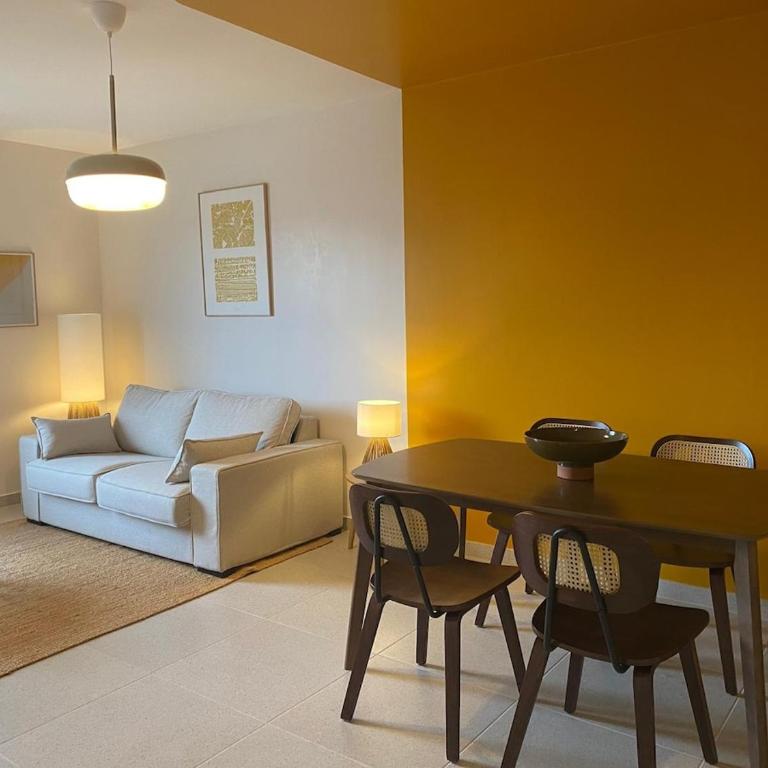 Studio flat in Les Arceaux with separate kitchen, bright, quiet, trendy, central - One-Bedroom Apartment - 1
