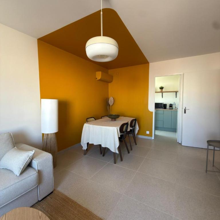 Studio flat in Les Arceaux with separate kitchen, bright, quiet, trendy, central - One-Bedroom Apartment - 2