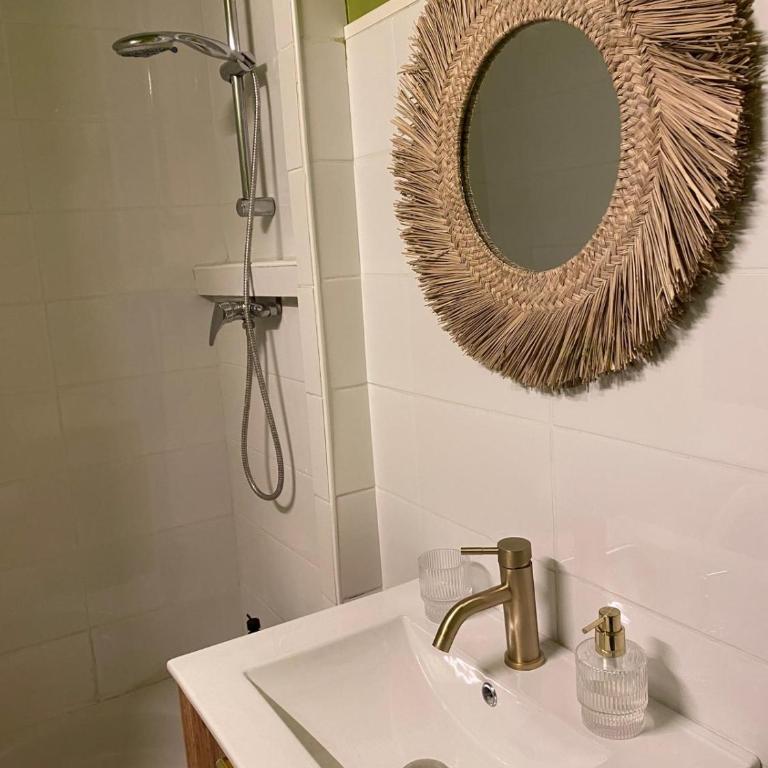 Studio flat in Les Arceaux with separate kitchen, bright, quiet, trendy, central - One-Bedroom Apartment - 10