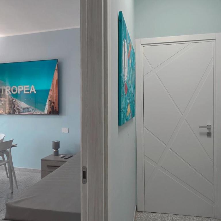 DANIEL SUPERIOR APARTMENTS - Tropea City Center - 250m from the Train Station - Two-Bedroom Apartment with Balcony - 8
