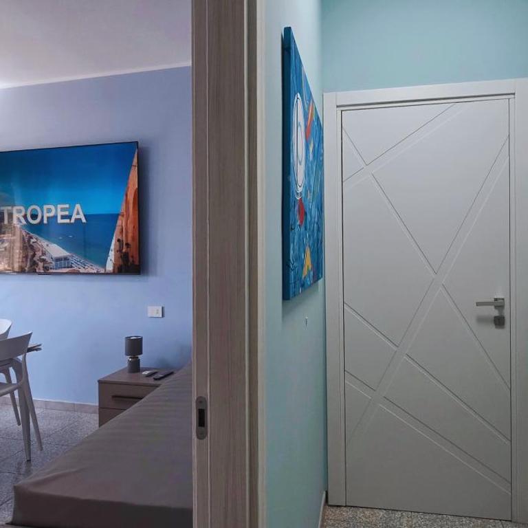 DANIEL SUPERIOR APARTMENTS - Tropea City Center - 250m from the Train Station - Two-Bedroom Apartment with Balcony - 5