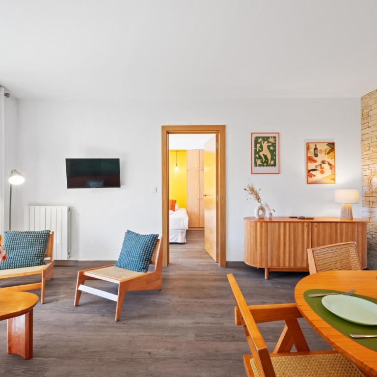 Les 15 Pins & La Mer - Piscines, Plage à 5min, Climatisation - Appartement 2 Chambres avec Balcon - 24