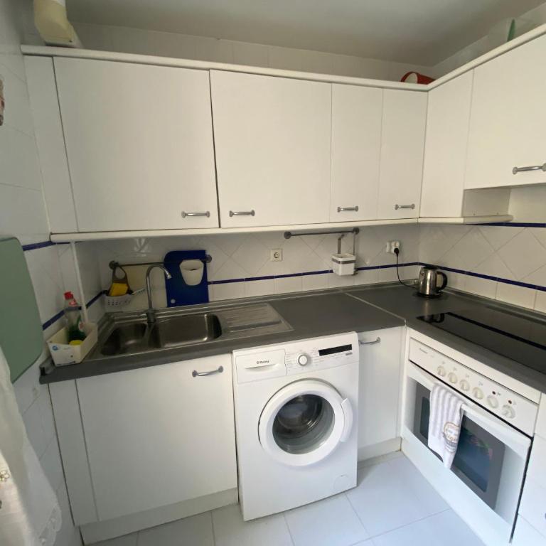 Apartamento céntrico junto al mar con parking - Two-Bedroom Apartment with Balcony - 4
