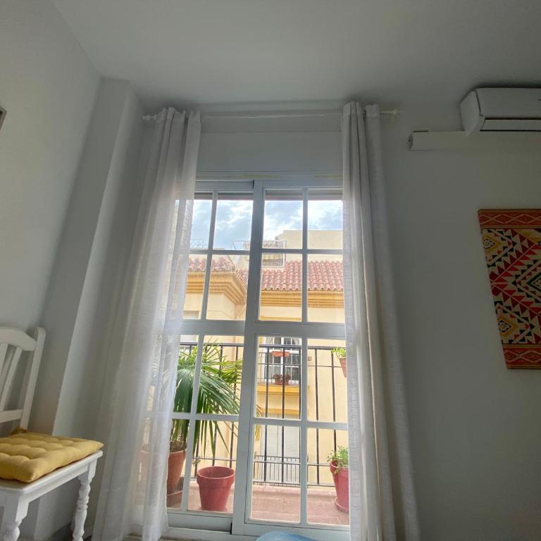 Apartamento céntrico junto al mar con parking - Two-Bedroom Apartment with Balcony - 2