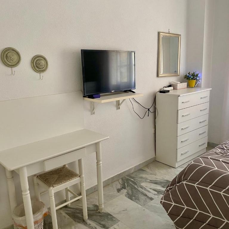 Apartamento céntrico junto al mar con parking - Two-Bedroom Apartment with Balcony - 12