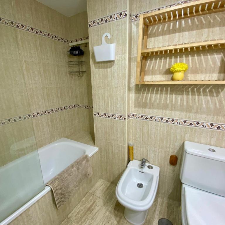Apartamento céntrico junto al mar con parking - Two-Bedroom Apartment with Balcony - 3