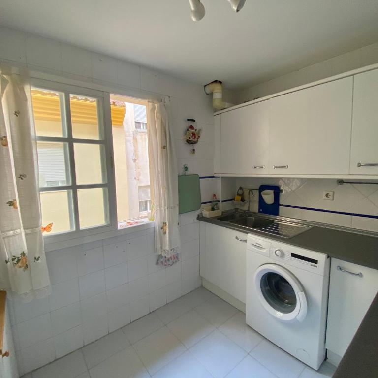 Apartamento céntrico junto al mar con parking - Two-Bedroom Apartment with Balcony - 19