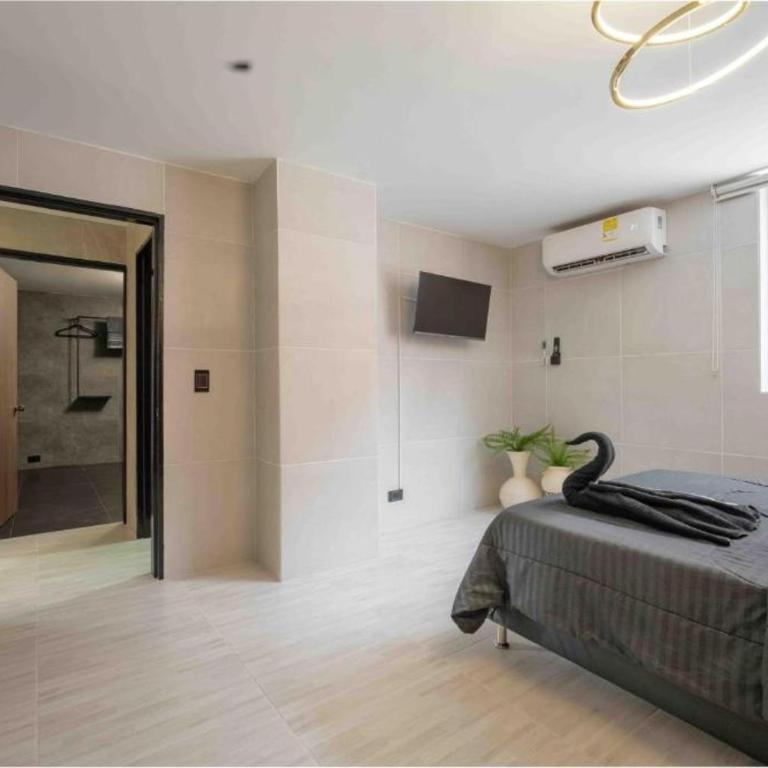 3 bedroom apartment, one block from lleras park p12 in medellin - Three-Bedroom Apartment - 16