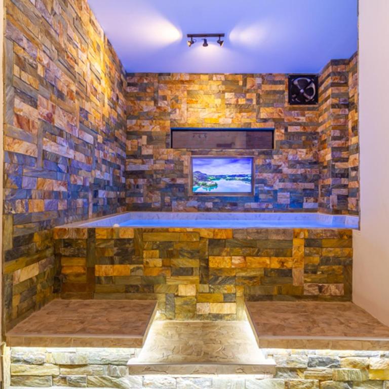 Massive Jacuzzi - 6 Bedroom with Private Bathroom - 1 block from LLeras P11 - Apartment - 43
