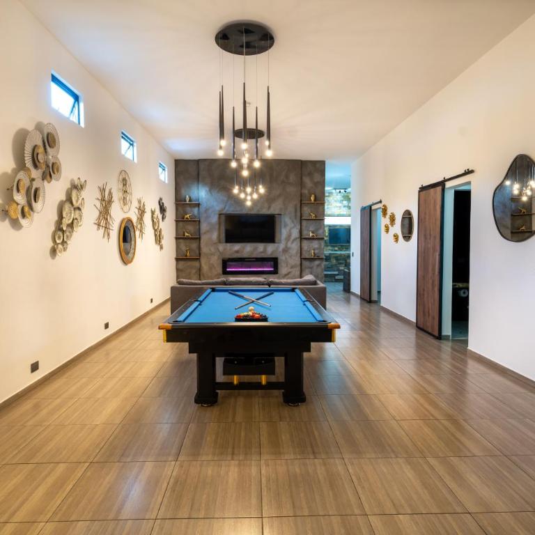 Massive Jacuzzi - 6 Bedroom with Private Bathroom - 1 block from LLeras P11 - Apartment - 44