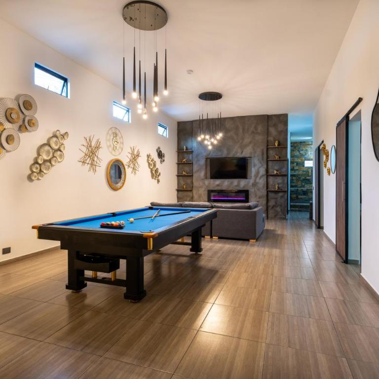 Massive Jacuzzi - 6 Bedroom with Private Bathroom - 1 block from LLeras P11 - Apartment - 45