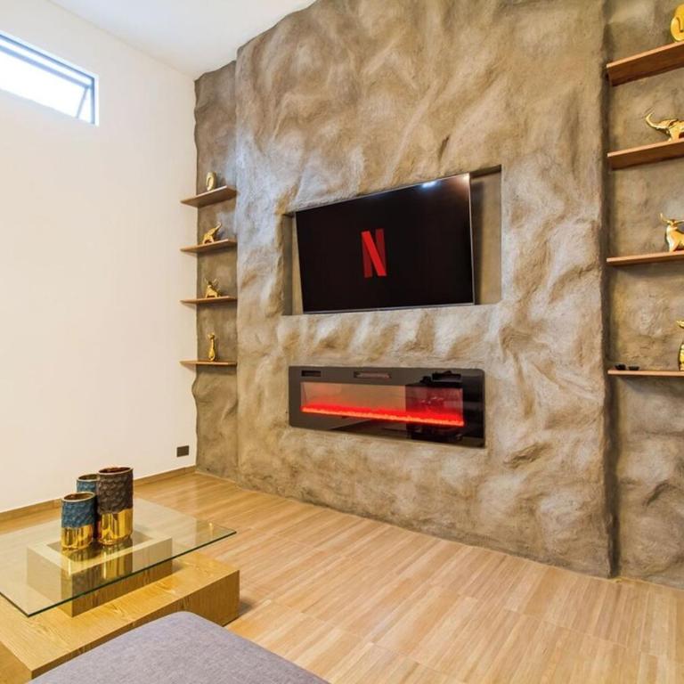 Massive Jacuzzi - 6 Bedroom with Private Bathroom - 1 block from LLeras P11 - Apartment - 47