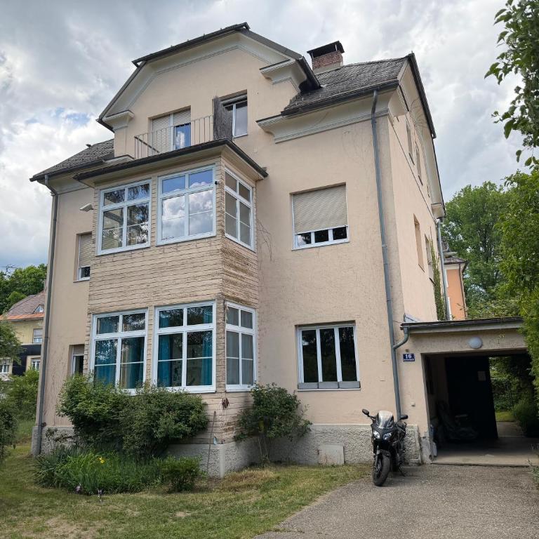 Großzügige Altbau-Wohnung mit Loggia & Grünblick - Apartment mit 4 Schlafzimmern - 3