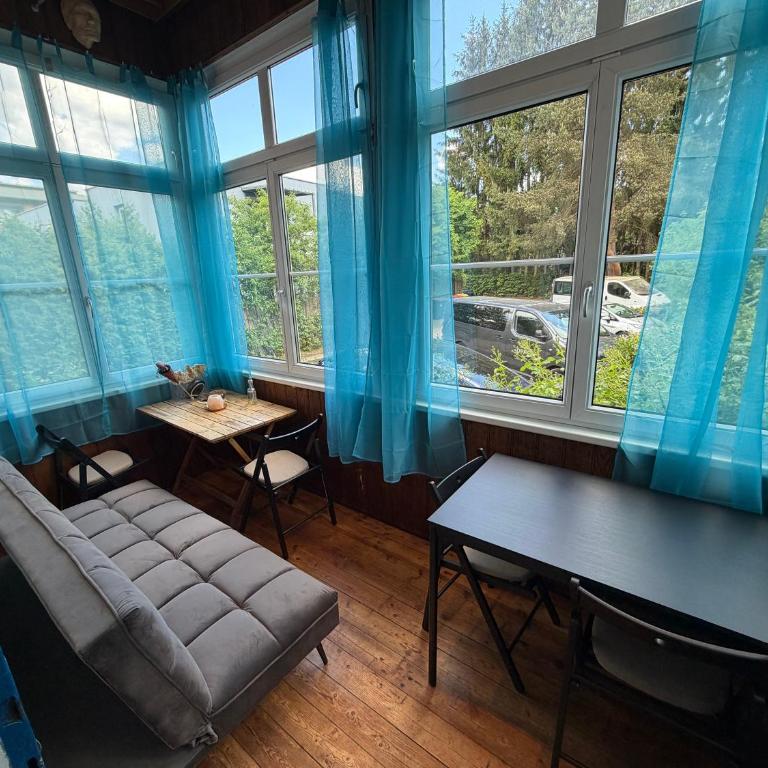 Großzügige Altbau-Wohnung mit Loggia & Grünblick - Apartment mit 4 Schlafzimmern - 1