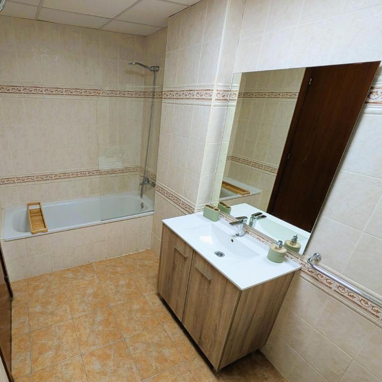 Vistas al mar, piscina y playa en Cap Salou - Apartamento de 2 dormitorios - 19