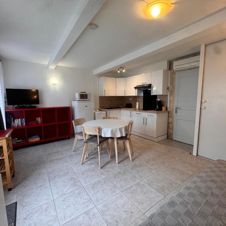 Au Cœur de Palavas, maison de pêcheur climatisée et pleine de charme - 50m de la plage - Commerces&Commodités - LaConciergerieByNina - Appartement 1 Chambre - 8