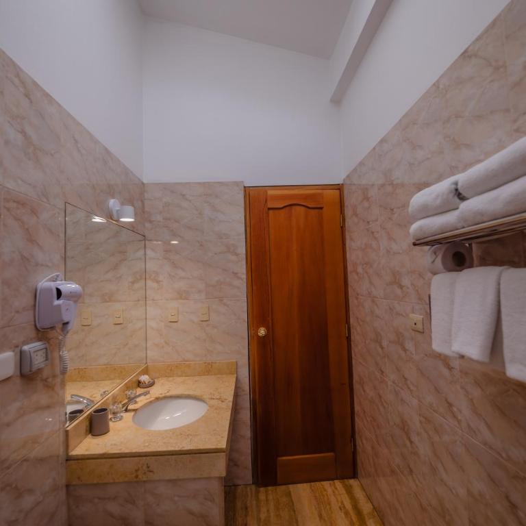 Quechua Plaza Hotel - Family Room - 5