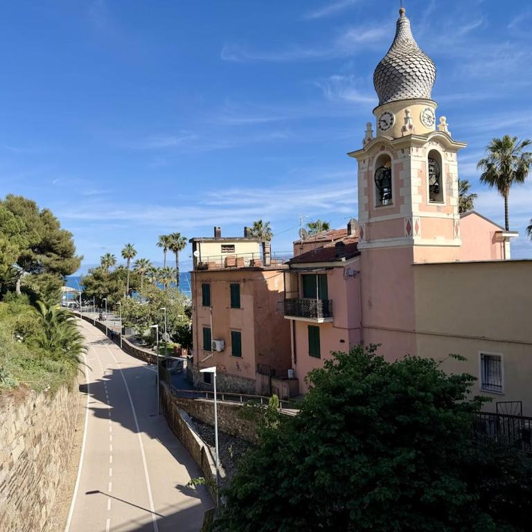 HOST4U - Luxury Beautiful Two Bedrooms Apartment front Beaches in Imperia, Casa Catalina - Apartment mit 2 Schlafzimmern und Meerblick - 3