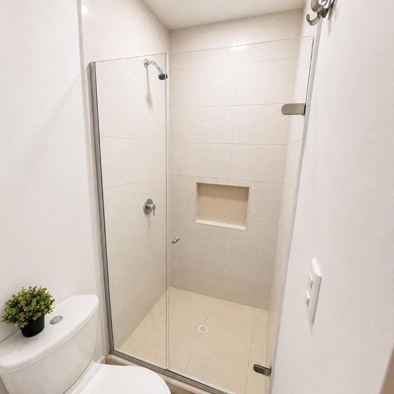 Comodidad y ubicación estratégica - Habitación Doble con baño privado - 10