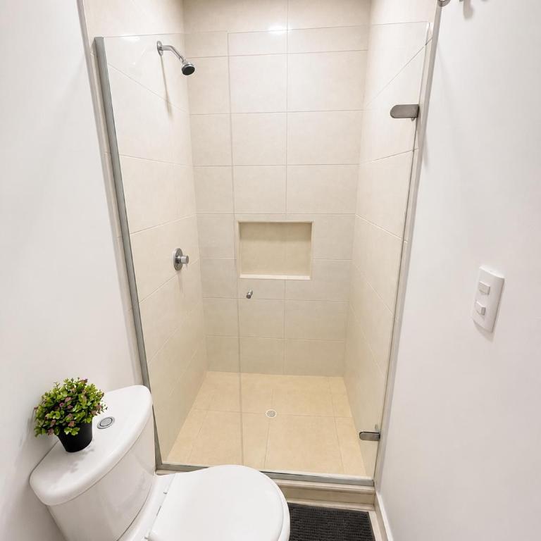 Comodidad y ubicación estratégica - Habitación Doble con baño privado - 9