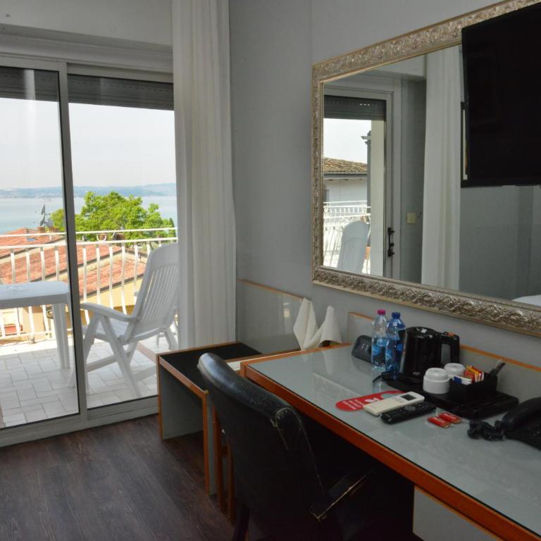 Hotel Luna - Camera Superior Matrimoniale/Doppia con Letti Singoli con Terrazza e Vista Lago - 11