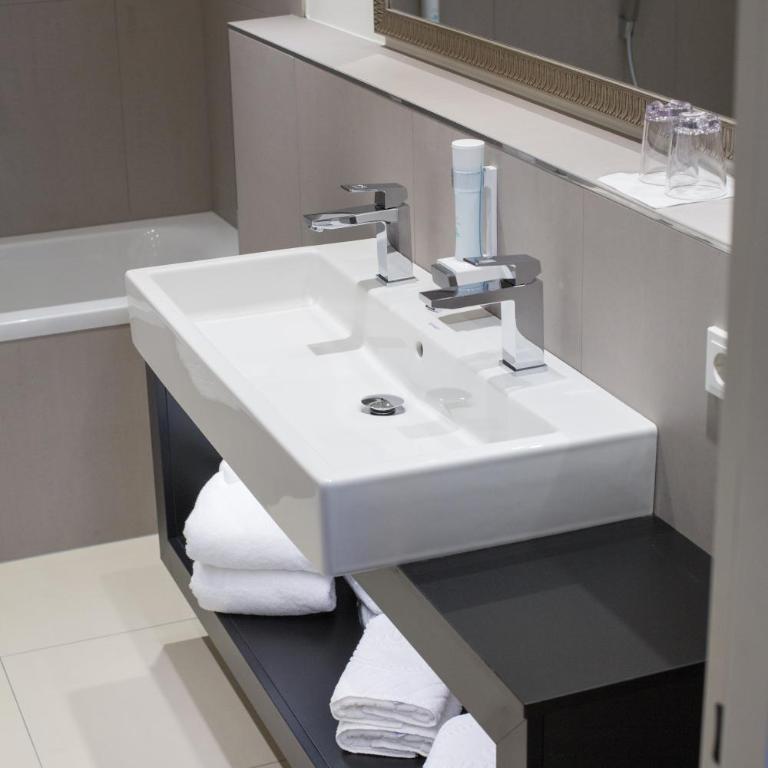 TWO TIMEZ - Boutique Hotel - with AC - Deluxe Suite mit Balkon - 3