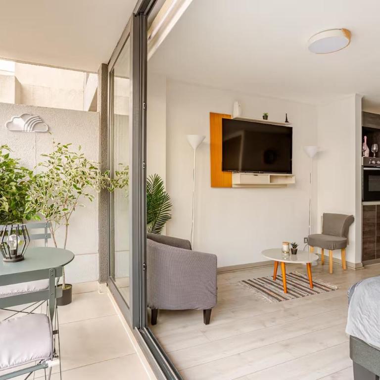 Departamento Suite moderno con ubicación privilegiada en el centro de Santiago, cercano a Palacio De La Moneda y lugares turísticos de la ciudad CON AIRE ACONDICIONADO - One-Bedroom Apartment - 1