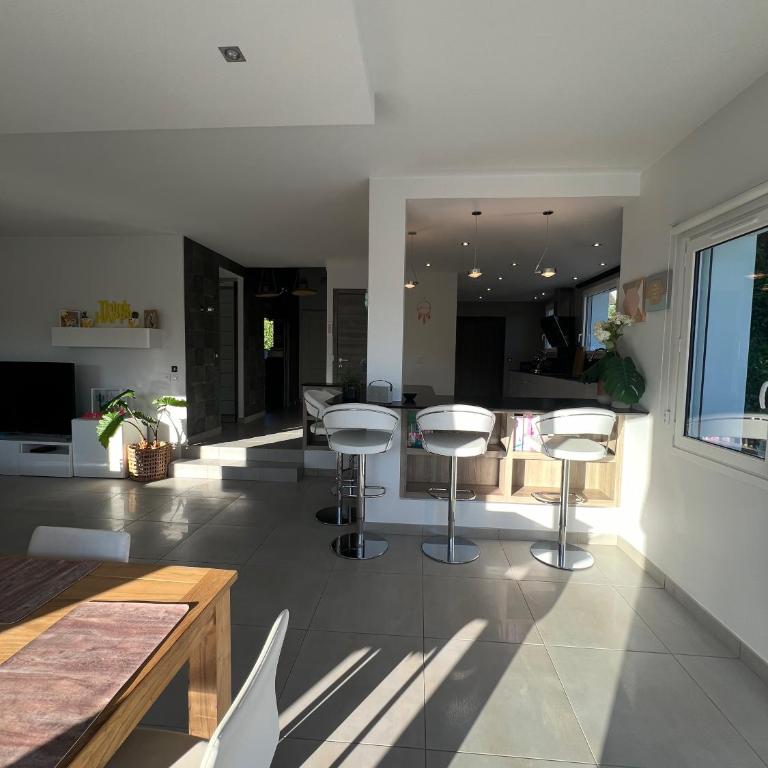 Villa avec piscine à 5 minutes du lac - Three-Bedroom Villa - 8