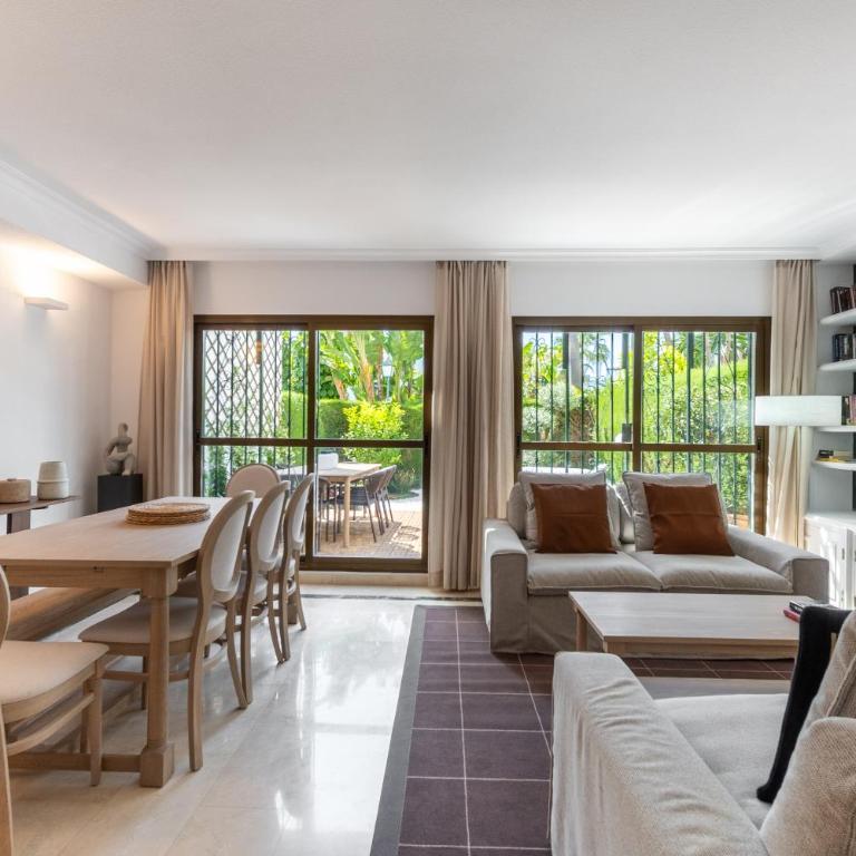 Hidden Gem 4 Bdr House Just Renovated on the Beach - Casa de 4 dormitorios - 4