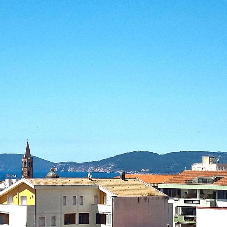 Attico Mansardato con Terrazza Vista Mare Alghero - Appartamento con 1 Camera da Letto - 3