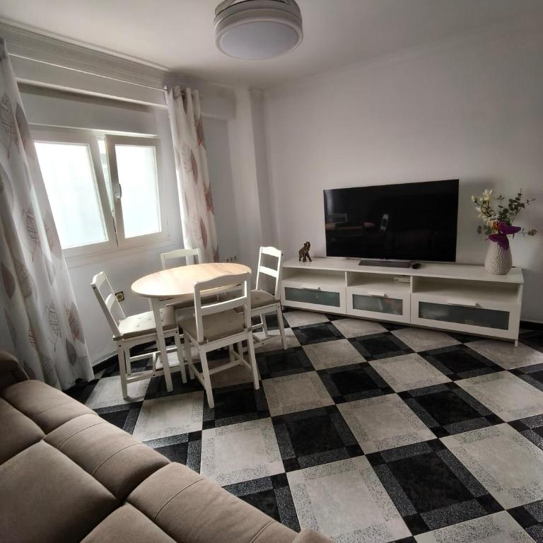 Piso calidad precio junto a la Playa de la Victoria - Apartamento de 2 dormitorios - 4