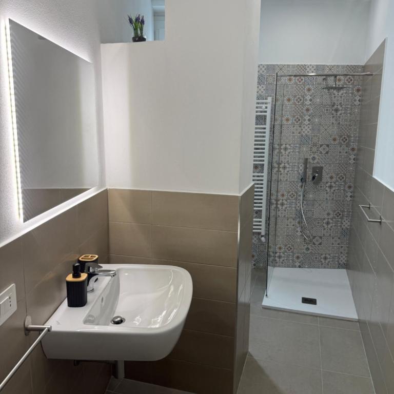 Livorno Housing - Appartamento con 2 Camere da Letto - 13