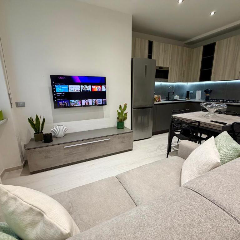Wake to Lake - Arona, Lago Maggiore - Appartamento con 2 Camere da Letto - 2