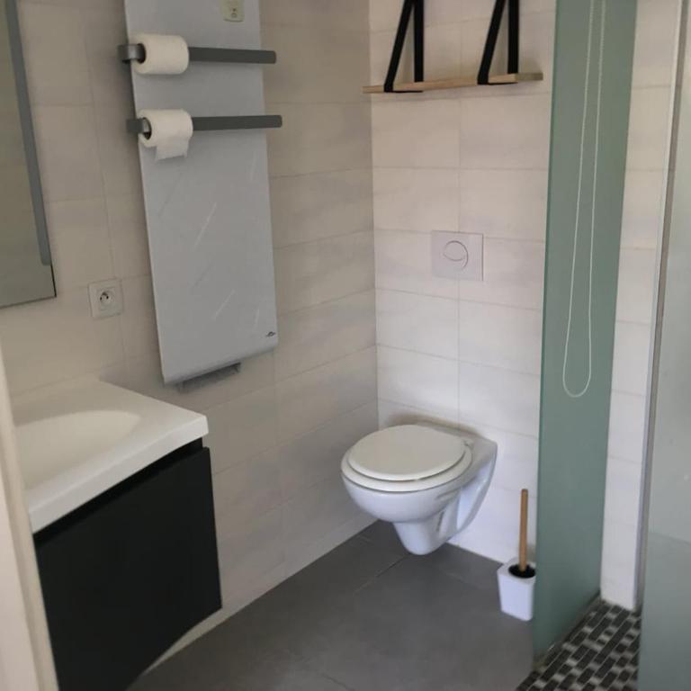 Du charme et accés à la plage à pieds - Ferienhaus - 12