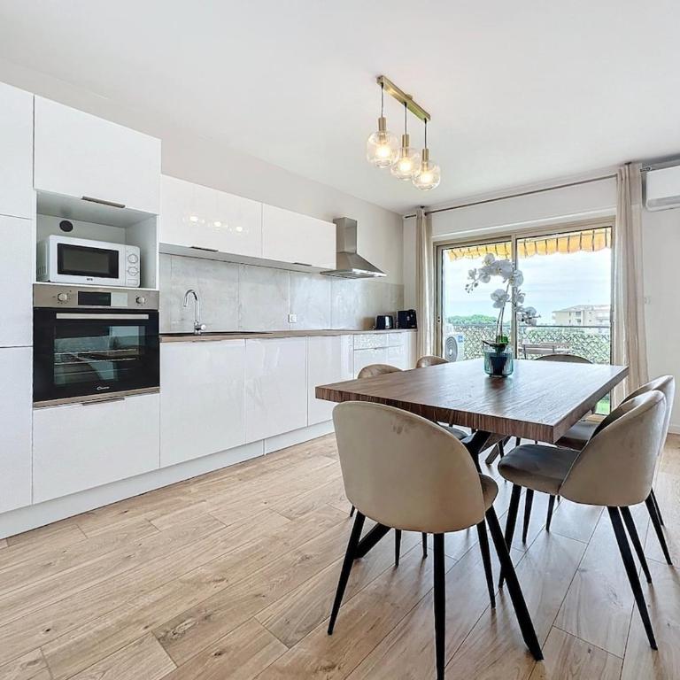 Superbe Appartement 6 personnes - Terrasse vue mer à Antibes - Climatisation - Parking Privé - Two-Bedroom Apartment - 3